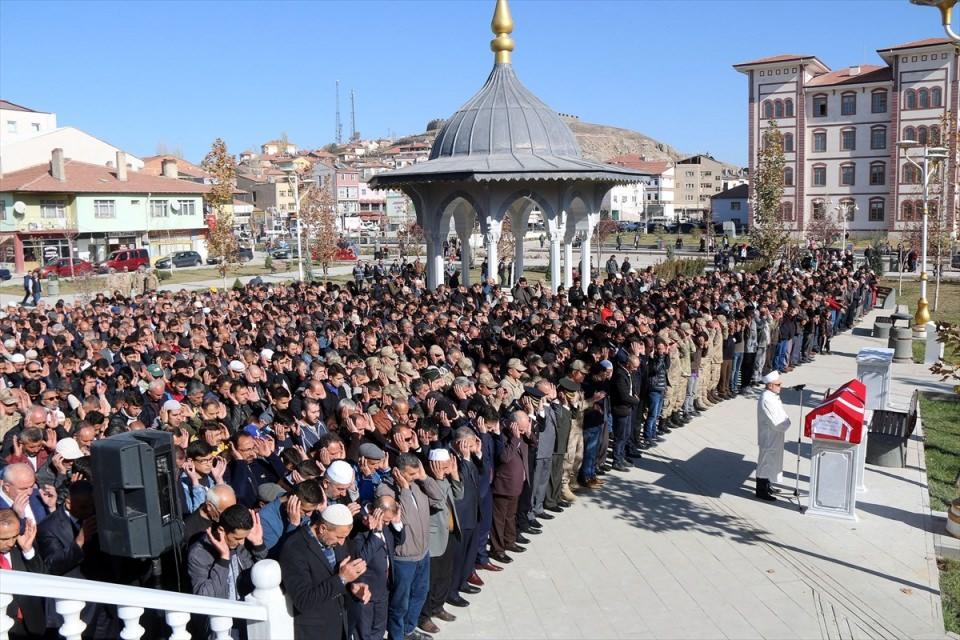 <p>Murat Savucu'nun Bingöl Kiğı İlçe Jandarma Komutanlığında uzman çavuş olarak görev yaptığı ve yıllık izne ayrıldığı öğrenilmişti.</p>
<p> </p>