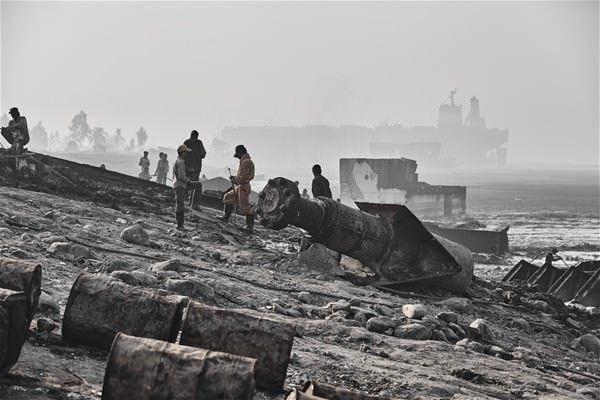 <p>Geçen yüzyılın sonuna dek, gemi sökümü İngiltere ve ABD gibi endüstrileşmiş ülkelerin limanlarında yapılmaktayken bu iş artık Pakistan, Bangladeş, Hindistan, Çin gibi ücretlerin düşük olduğu, çalışma güvenliği ve çevre koruma önlemlerinin alınmadığı ülkelere kaydırılmış durumda.</p>

<p> </p>

