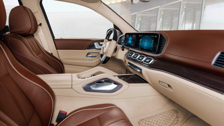 <p>Arka kısımdan bahsetmeye devam edersek de katlanan masalar, bolca kaliteli deri malzeme, buzdolabı, ısıtmalı-soğutmalı-masajlı koltuklar, elektronik panoramik sunroof gibi harika özelliklerin burada bulunduğunu söyleyebiliriz.</p>