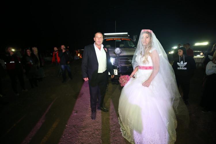 <p>Off-road tutkunlarının doğayı çok sevdiğine işaret eden Belder, "Tanışmamız, bu pistte kavgayla başladı. Uzun süreli atışmalarımız oldu, sonra arkadaş olduk. Şimdi de bu noktadayız. Aşkı bize off-road tanıştırdı. Bu spora merakı olan herkesin mutlaka bir çılgınlık noktası vardır." dedi.</p>
