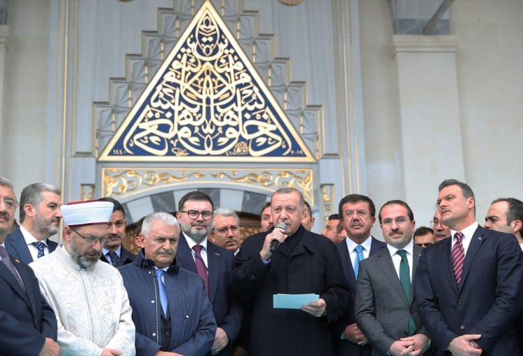 <p>Türkiye Cumhurbaşkanı Recep Tayyip Erdoğan, Bilal Saygılı Camiii ve Külliyesi'nin açılışında konuşma yaptı.</p>
