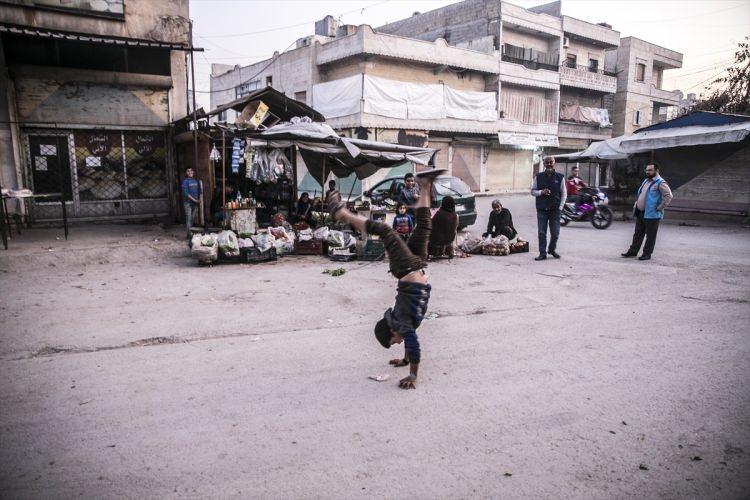 <p>Afrin’de açılan 25 tekstil atölyesi ve küçük dikimhaneler desteklendi, Afrinlilere iş edindirmek amacıyla bölgede 50 kurs düzenlendi. Afrin ve beldelerine 2 futbol sahası ile 2 halı saha yapıldı. </p>