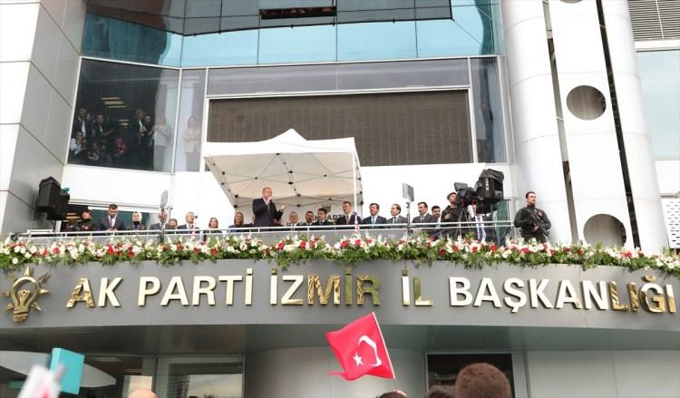 <div>Türkiye Cumhurbaşkanı Recep Tayyip Erdoğan, AK Parti İzmir İl Başkanlığını ziyaret etti. Erdoğan, programda vatandaşlara hitap etti. Cumhurbaşkanı Erdoğan, sanatçı İbrahim Tatlıses ile birlikte partilileri selamladı.</div>

<div> </div>
