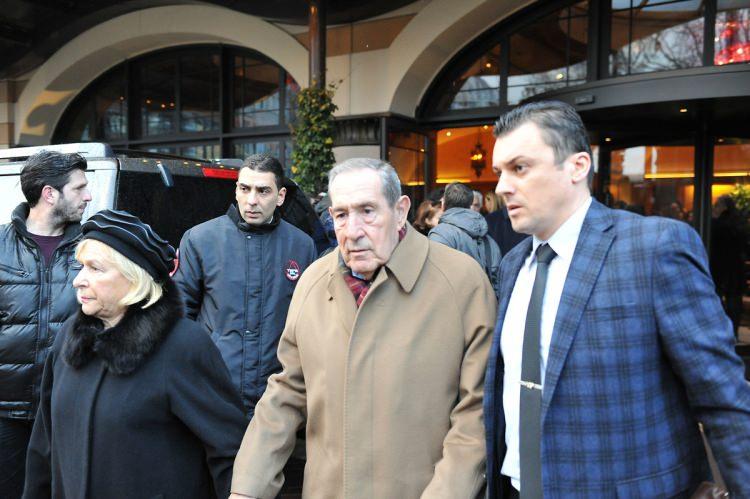 <p>Koç Holding Yönetim Kurulu Başkanı Mustafa Koç'un vefatı üzerine Taksim'deki Divan Otel'e çok sayıda isim taziyeye geldi.</p>
<p>22 Ocak 2016</p>