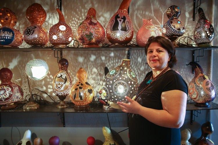 <p> Antalya'da turizm sektöründe çalışırken eşine hediye edilen su kabağından yapılmış lambayı beğenen ve dekoratif eşyanın seri üretimine başlayan Hatice Adıgüzel, ürünün ihracatçısı oldu.</p>
