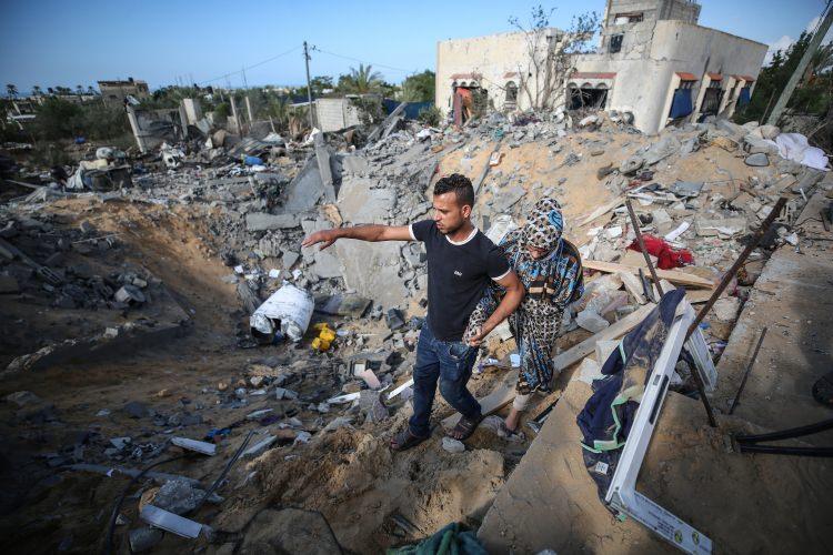 <p>Henüz hayatlarının baharında olan 23 yaşındaki Muhammed Ebu Amra ve Merve Ebu Amra çiftinin Gazze'nin güneyindeki Han Yunus kentinin El-Karara beldesinde bulunan evi çarşamba gecesi İsrail bombardımanıyla yıkıldı.</p>
