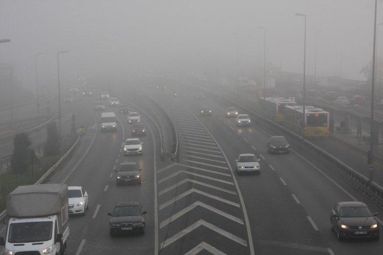 <p>İstanbul'u etkisi altına alan yoğun sis, sürücülere de zor anlat yaşattı. </p>
