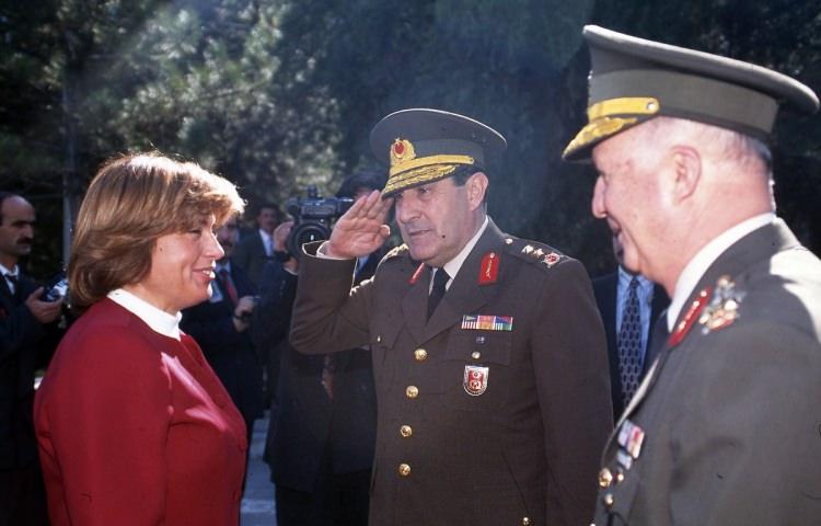 <p>Başbakan Tansu Çiller, Kara Harp Okulu'nu ziyaret etti. Çiller'i Kara Harp Okulu Komutanı Tümgeneral Yaşar Büyükanıt karşıladı.</p>

<p>3 Eylül 1995</p>
