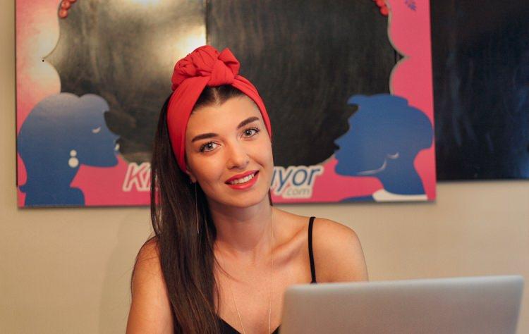 <p><strong>ASLIHAN GÜNER KİMDİR?</strong></p>
<p><strong>1987 yılında İstanbul'da dünyaya gelen güzel oyuncu Aslıhan Güner, Barış Manço Kültür Merkezi'nde oyunculuk eğitimi aldı.</strong></p>