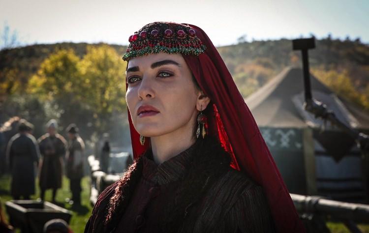 <p><span style="color:#DDA0DD"><strong>2002 yılından beri ekranlarda yer alan oyuncu asıl çıkışını Diriliş Ertuğrul dizisinde oynadığı Karaca karakteriyle yakaladı. </strong></span></p>