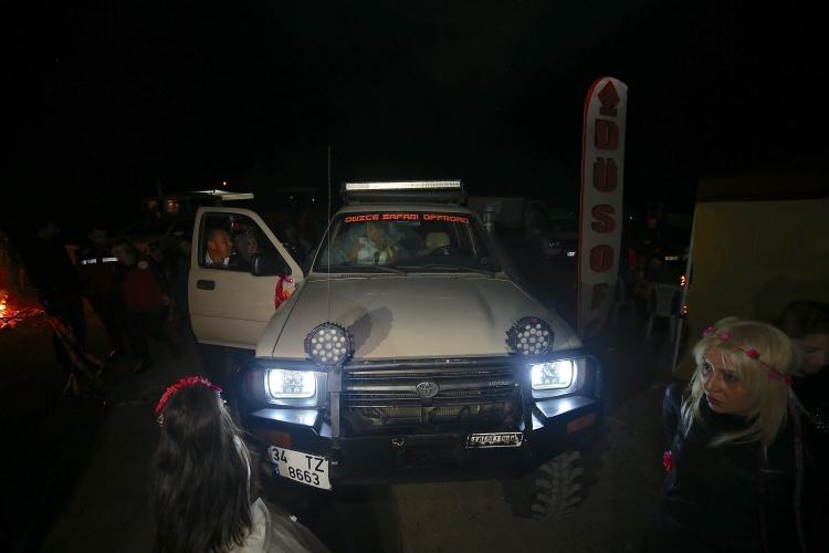 <p> "Bizi bu ortam buluşturdu ve bu ortamda evleniyoruz"</p>

<p>Aynı zamanda Düzce Safari Off-Road Kulübü (DÜSOF) Başkanı olan Mehmet Albayrak ise çok uzun yıllardan bu yana off-road sporuyla ilgilendiğini belirterek kendileri için bu sporun yaşam kaynağı olduğunu söyledi.</p>
