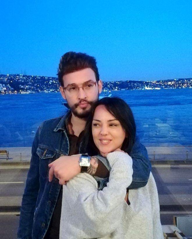 <p><span style="color:#800080"><strong>MasterChef yarışmasının ünlü şefi Danilo Zanna, babası Armando'yu kaybetti. Zanna, Instagram hesabından acı haberi şu sözlerle duyurdu:</strong></span></p>
<p><strong>"Kalbim çok acı çekiyor, maalesef babam Armando'yu dün gece kaybettik. Bana bir erkeğin değerlerini öğreten ve bana yaşama saygı duymayı ve sevmeyi öğreten bir adam babam. Şimdi dinlenecek ve kalbimizde yaşayacak."</strong></p>