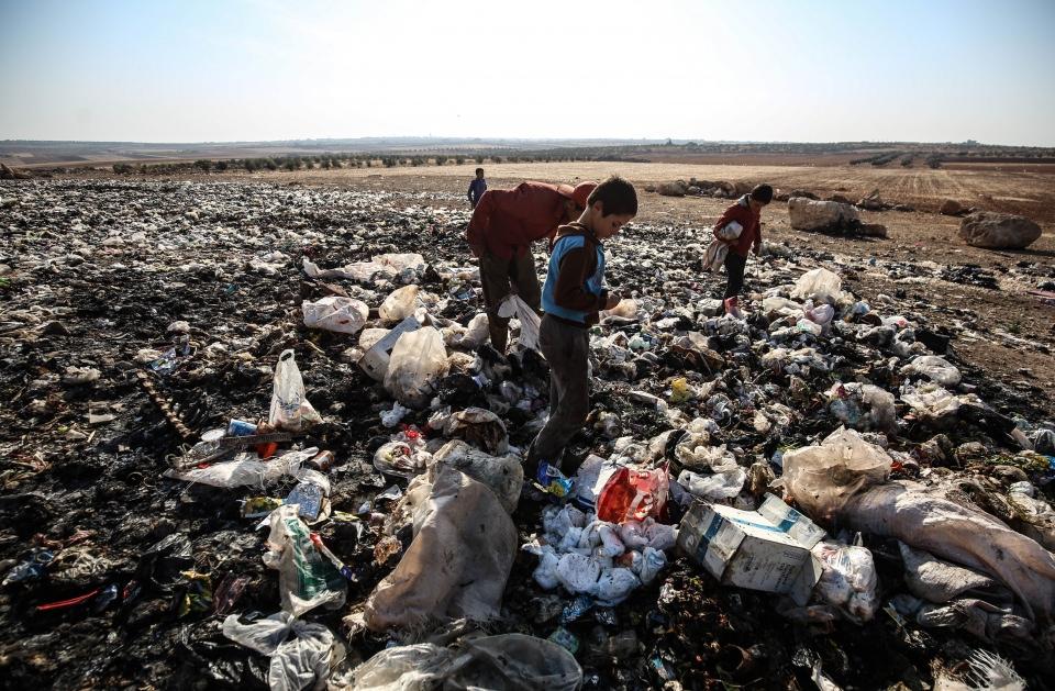 <p> Esed rejimi ve Rusya'nın desteğiyle ele geçirdiği İdlib'in Sincar ilçesinin mağdur çocukları çöplükte çalışarak, ailelerine maddi katkıda bulunmaya çalışıyor.</p>

<p> </p>
