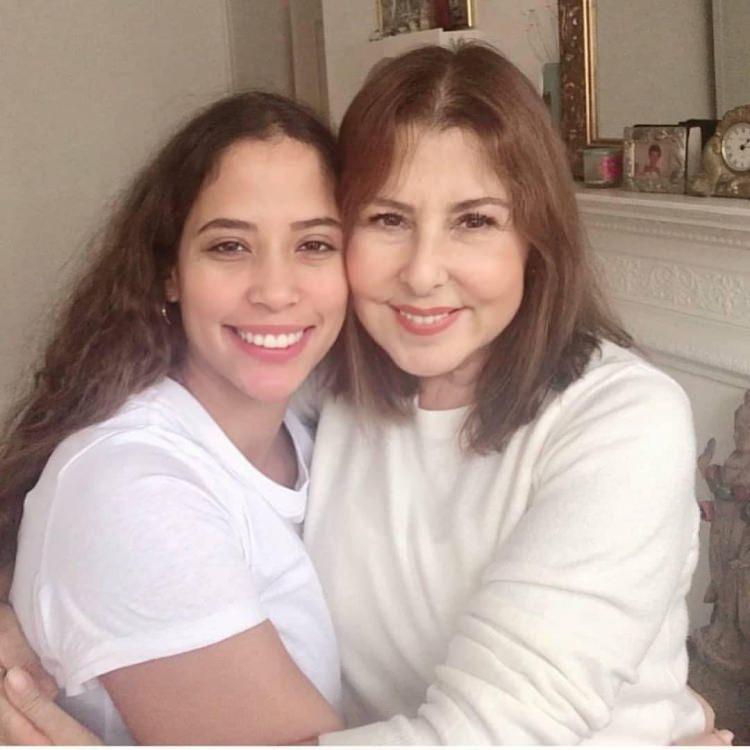 <p><strong>68 yaşında giren annesi Nilüfer'le olan fotoğraflarını paylaşarak altına "Değerlim iyi ki doğmuş" dedi. </strong></p>