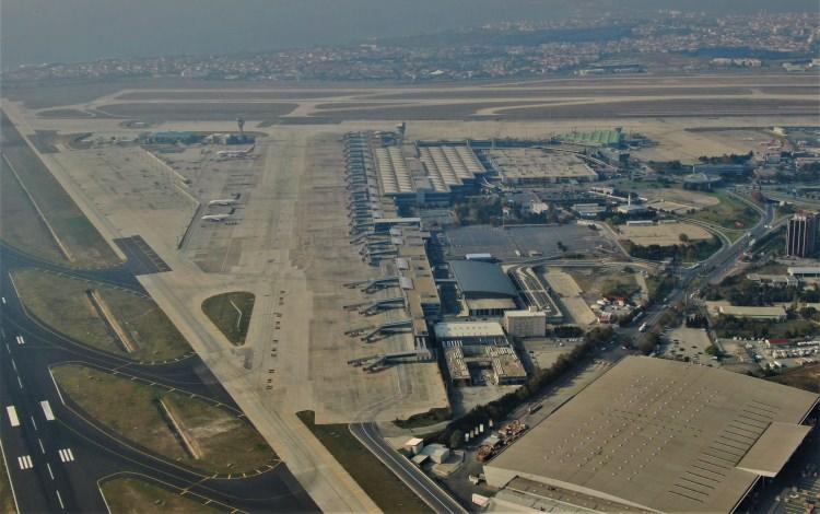 <p>86 yıl boyunca Türk sivil havacılığına ve milyonlarca yolcuya hizmet eden Atatürk Havalimanı kargo bölümünün bir kısmının yıkım işlemleri başladı. </p>
