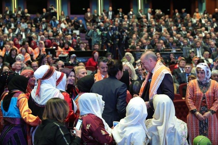 <p>Türkiye Cumhurbaşkanı Recep Tayyip Erdoğan, Beştepe Millet Kongre ve Kültür Merkezi'nde düzenlenen 3. Türkiye Tarım Orman Şurası'na katıldı. Cumhurbaşkanı Erdoğan, katılımcılarla sohbet etti.</p>

<p> </p>
