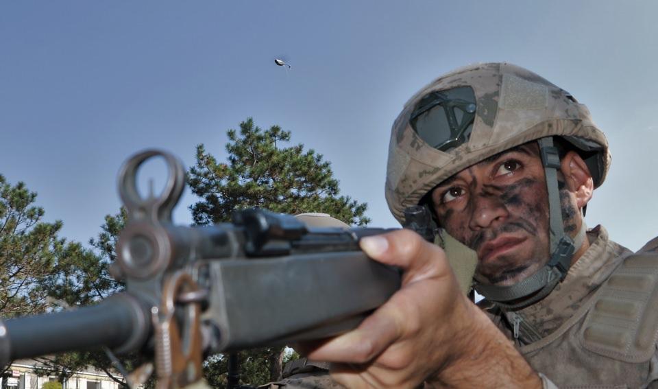 <p>Gerekli görüntü ve bilgiler alındıktan sonra komandolar binanın içerisine sis bombası atarak baskın gerçekleştiriyor. </p>