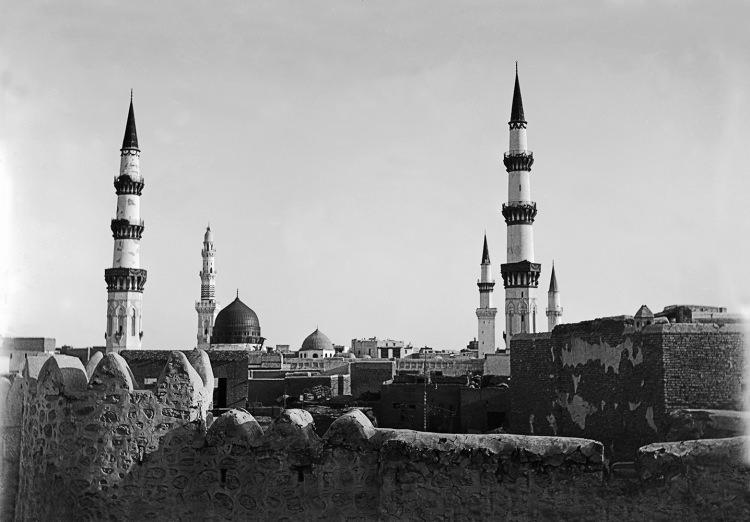 <div>Prof. Dr. İpşirli, Fahrettin Paşa'nın uzun bir mücadeleden sonra teslim olmak zorunda kaldığını dile getirerek, "İngilizler kendisini önce Mısır'a daha sonda Malta'ya sürdü. Daha sonra Mal'tan kurtulup Berlin'e giderek, Enver Paşa ile bir araya geldi. Moskova'da Ruslarla mücadele konusunda Enver Paşa kendisinden yardım istedi.  Daha sonra Milli Mücadele döneminde Atatürk ile canı pahasına davaya hizmet etti. " dedi.</div>

<div> </div>
