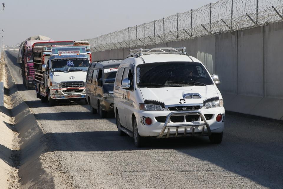 <p>Konvoy halinde Tel Abyad'da dönüş yapan 30 aile, eşyalarını da yükledikleri kamyonlarla yanlarında getirdi.</p>
<p> </p>