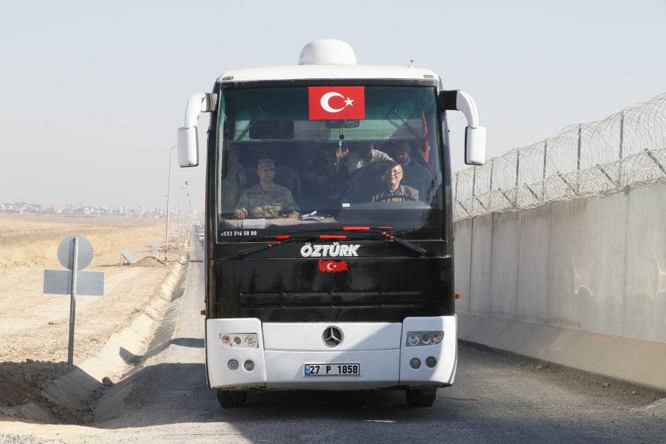 <p>Suriye Milli Ordusu askerlerinden Yasir Abud el Huduk da Tel Abyad'ın teröristlerden temizlenmesiyle uzun zamandır ayrı kaldığı çocukları ve ailesine kavuştuğunu söyledi.</p>
<p> </p>