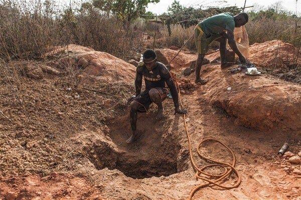 <p>Senegal'in güneyinde yer alan Kedougou Bölgesi'ndeki Tomboronkoto köyünde işçiler, hava sıcaklığının düşük olduğu sabah saatlerinde altın avına çıkıyor.</p>

<p> </p>
