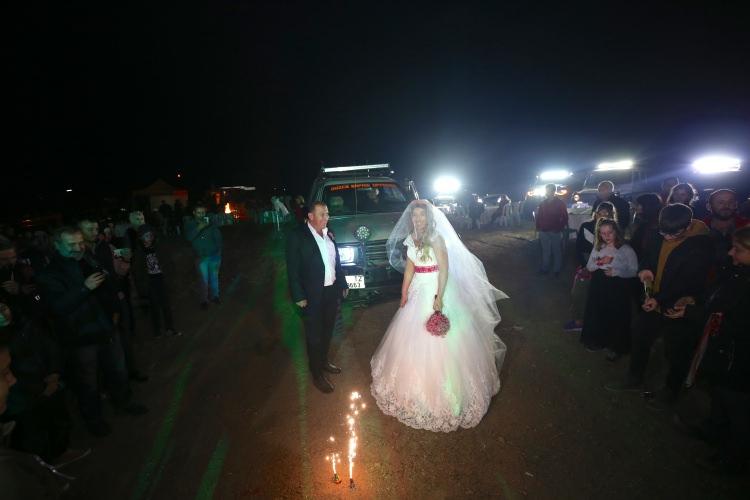 <p>Yaklaşık iki yıl önce Düzce Safari Off-Road Kulübü (DÜSOF) tarafından Çilimli ilçesinde düzenlenen yarışlarda, ayrı parkurda mücadele eden Didem Belder ve Mehmet Albayrak arasında bir tartışma yaşandı. Tartışmayla başlayan arkadaşlıklarının ardından yurt içinde düzenlenen off-road yarışlarında birbirlerine destek olan ikili, bir süre sonra evlenmeye karar verdi.</p>
