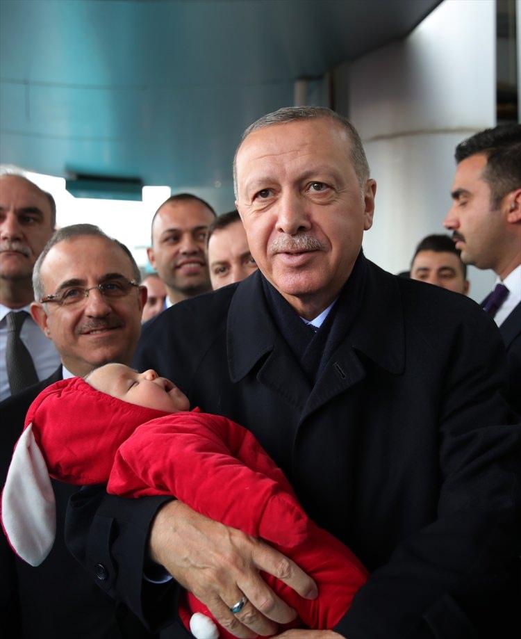<p>Türkiye Cumhurbaşkanı ve AK Parti Genel Başkanı Recep Tayyip Erdoğan, AK Parti İzmir İl Başkanlığı'nı ziyaret etti. Erdoğan, burada bir çocuğu sevdi.</p>