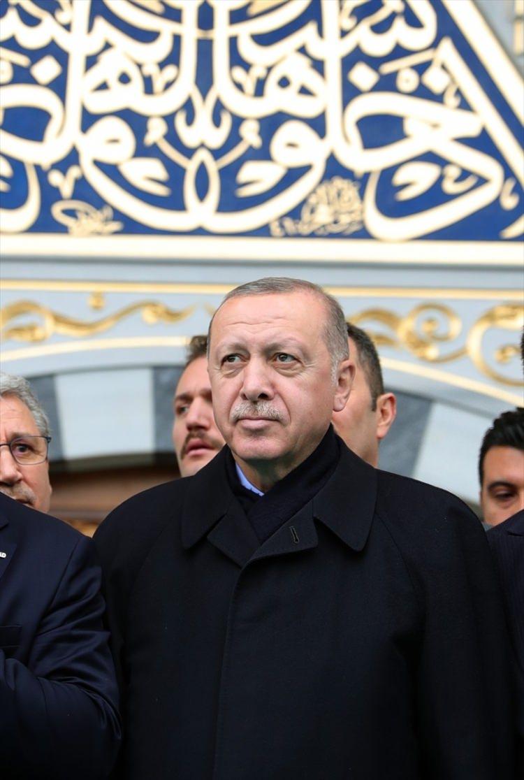 <p>Türkiye Cumhurbaşkanı Recep Tayyip Erdoğan, İzmir'de Ege Üniversitesi Kampüsü içerisine inşa edilen Bilal Saygılı Camiii ve Külliyesi'nin açılışına katıldı.</p>

<p> </p>
