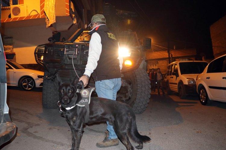 <p>Dedektör köpek "Unix"in de kullanıldığı operasyon kapsamındaki bazı evlerin kapılarının dışa açılır şekilde tasarlandığı, 6 sürgü konduğu ve evlerin güvenlik kamerasıyla kontrol edildiği görüldü.</p>
