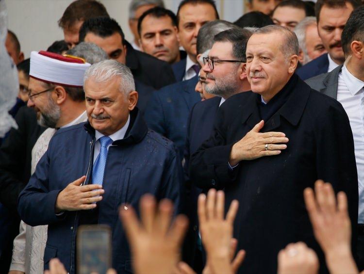 <p>Türkiye Cumhurbaşkanı Recep Tayyip Erdoğan, İzmir'de Ege Üniversitesi Kampüsü içerisine inşa edilen Bilal Saygılı Camiii ve Külliyesi'nin açılışına katılarak konuşma yaptı.</p>