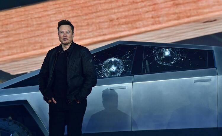 <p>Zırhlı olarak üretilen pick-up'a ise balyozla tanıtım esnasında test yapıldı. Camı çatlasa da dağılmayan Cybertruck, Musk’ın yüzünde şaşkınlığa neden oldu.</p>

<p> </p>
