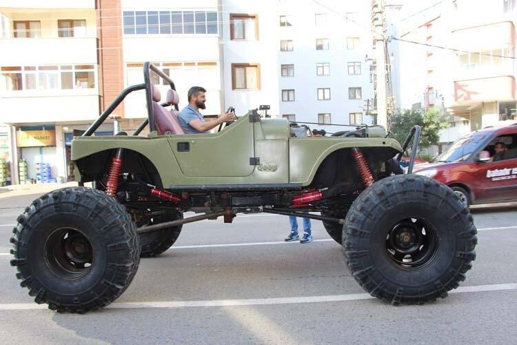 <p>TAKİPÇİLERİN 2 YILDIR BEKLEDİĞİ “HOYRAT” ARTIK SAHNEDE </p>
<p>Aracı yaklaşık 400 bin TL masraf ederek bu hale getirdiklerini belirten Aksoy, ismini de Hoyrat koyduklarını belirtti. Aksoy, “Aracımıza 350-400 bin TL civarında masraf ettik. Ustamız Hasan Bey'le emek vererek 2 yıllık bir projeydi bu</p>