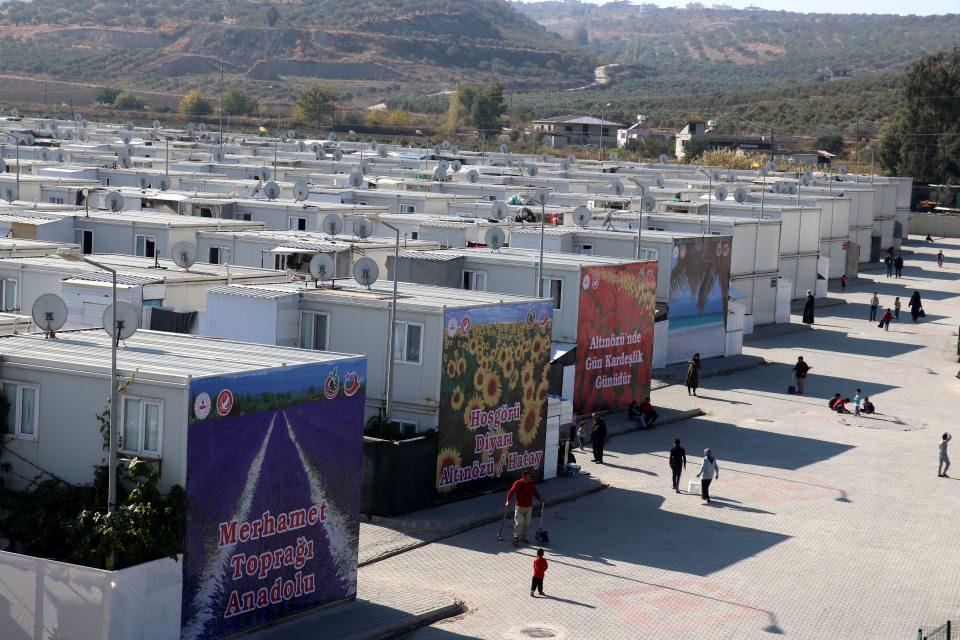 <p>Alman Bild gazetesinin Yunanistan muhabiri Liana Spyropoulou'nu Hatay ve Kilis gezisinden sonra yaptığı "Türkiye'deki mülteci kamplarının mükemmelliğini görünce ülkesindeki durumdan utanç duyduğu" şeklindeki açıklamasıyla da dikkat çektiği barınma merkezleri,  dünyadaki benzer tesisler arasında öne çıkıyor. </p>

<p> </p>
