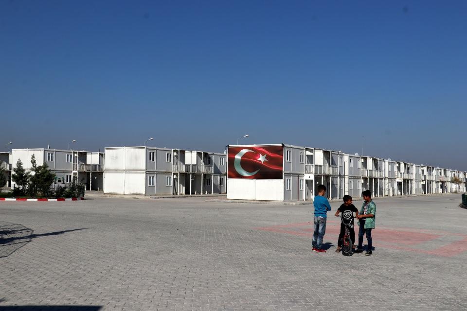 <p>Yayladağı ilçesinde 102 bin metrekare alan üzerinde kurulu ve 776 konteynerin bulunduğu Yayladağı Geçici Barınma Merkezinde, 4 bin 101 Suriyeli yaşadıkları acıları unutmaya çalışıyor.</p>
<p> </p>
