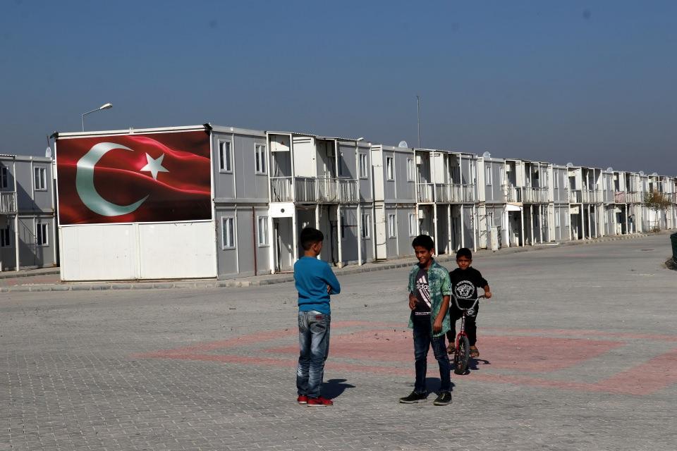 <p>Kızılay Çocuk Dostu Alanı, 20 derslikli okul, cami, 3 oyun parkı, halı saha,  kütüphane, etüt salonu ve sağlık ocağının faaliyet gösterdiği merkezde, bir doktor ve iki hemşire dahil 191 personel görev yapıyor.  </p>

<p> </p>
