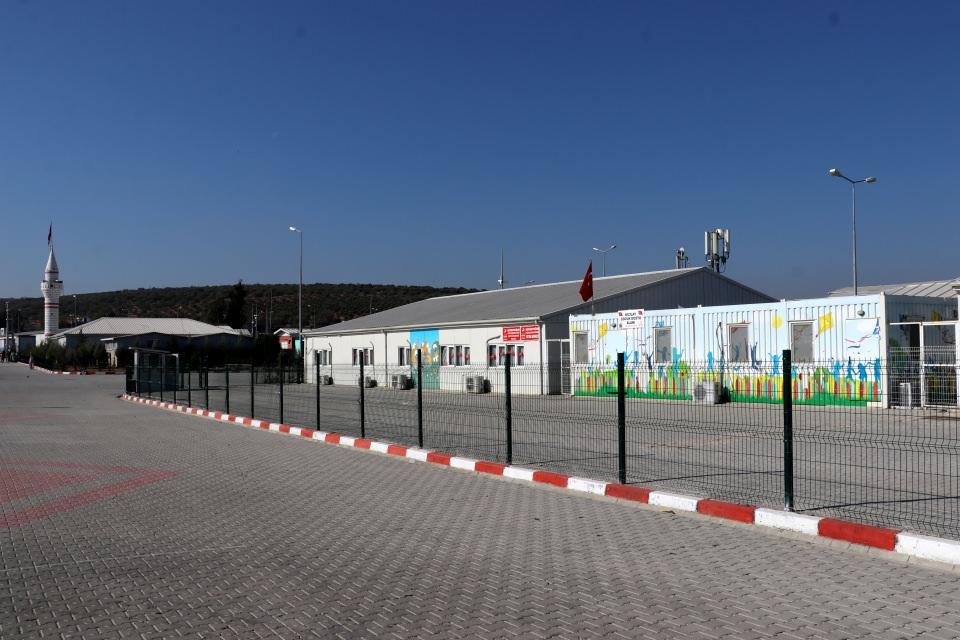 <p><strong>"Modern barınma merkezi"</strong></p>

<p>Yayladağı Ge&ccedil;ici Barınma Merkezi Y&ouml;netici Yardımcısı Yakup Karasu da Yayladağı il&ccedil;esinin, 2011'de Suriye'de başlayan i&ccedil; karışıklık dolayısıyla &uuml;lkelerini terk ederek T&uuml;rkiye'ye sığınan Suriyelilere ilk kucak a&ccedil;an yer olduğunu s&ouml;yledi.</p>
