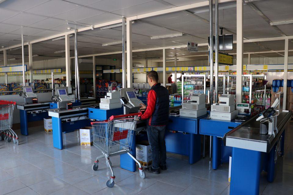 <p>O d&ouml;nemde Suriyelilerin &ccedil;adırlarda kaldığını hatırlatan Karasu, daha sonra devletin sağladığı imkanlar neticesinde konteynerden oluşan modern barınma merkezlerinin yapıldığını belirtti.</p>

<p>&nbsp;</p>
