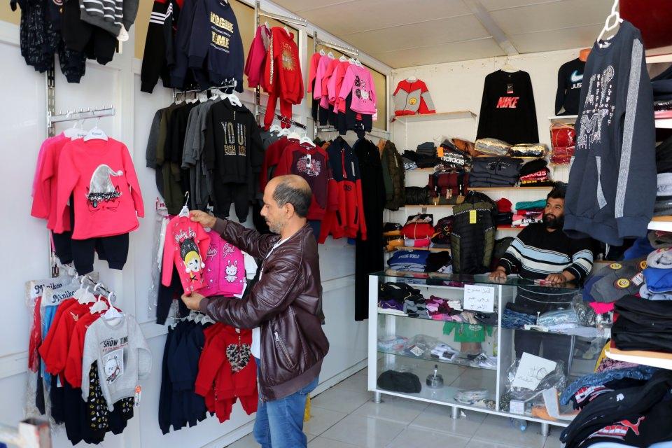 <p>Merkezde kalan Suriyelilerin yaşadıkları acıları bir nebze unutturmaya &ccedil;alıştıklarını ifade eden Karasu, "4 bini aşkın Suriyeliyi burada misafir etmekteyiz. Suriyelilerin sosyal, k&uuml;lt&uuml;rel, eğitim, sağlık anlamında her t&uuml;rl&uuml; ihtiya&ccedil;larını devletimiz karşılıyor." dedi.</p>

<p>&nbsp;</p>
