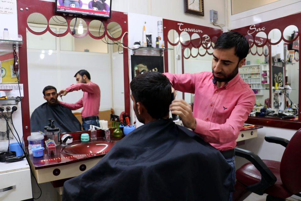 <p><strong>Altın&ouml;z&uuml;'nde 2 bin 665 Suriyeli misafir ediliyor</strong></p>

<p>Altın&ouml;z&uuml; il&ccedil;esindeki 140 bin metrekarelik alanda inşa edilen Boynuyoğun Ge&ccedil;ici Barınma Merkezi'nde ise 2 bin 56 konteyner de 2 bin 665 Suriyeli yaşıyor.</p>
