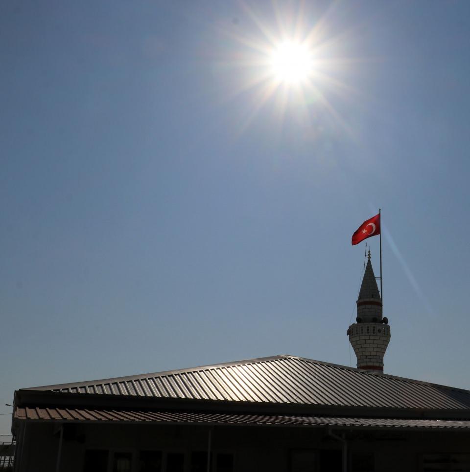 <p>Barınma merkezinde 8'i Suriyeli 9 doktor, 9 sağlık memuru ile temizlik ve &ouml;zel g&uuml;venlik g&ouml;revlisinden oluşan 170 personelde hizmet veriyor.</p>

<p>&nbsp;</p>
