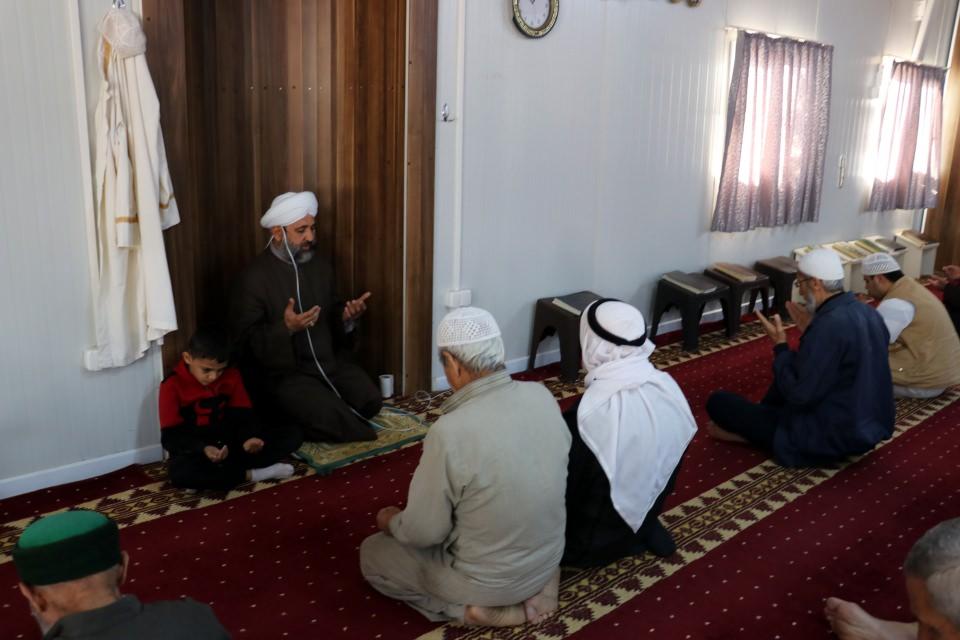 <p><strong>&nbsp;"Allah T&uuml;rk halkını korusun"</strong></p>

<p>Merkezde kalanlardan Suriyeli Muhammet Rahe, 2013 yılından bu yana ailesiyle birlikte barınma merkezinde yaşadığını belirtti.</p>
