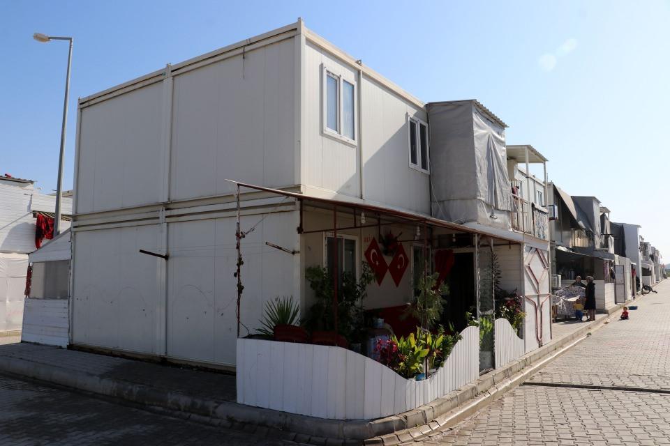 <p>Boynuyoğun Ge&ccedil;ici Barınma Merkezi Y&ouml;netici Yardımcısı Halit &Ouml;zbek de Suriyelilerin huzur i&ccedil;inde ge&ccedil;ici barınma merkezinde misafir edildiklerini&nbsp; dile getirdi.</p>

<p>&nbsp;</p>
