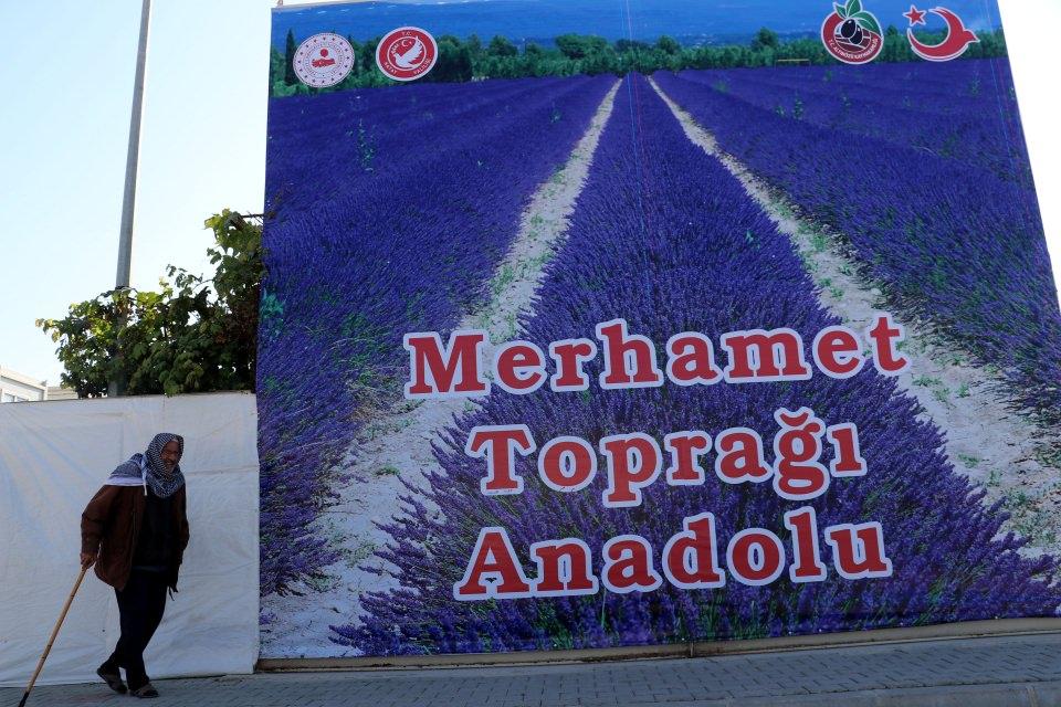 <p>&Ouml;zbek, barınma merkezinin 2011 yılında ilk &ccedil;adır kent olarak kurulduğunu 2016'dan itibaren ise konteyner kente d&ouml;n&uuml;şt&uuml;r&uuml;ld&uuml;ğ&uuml;n&uuml; aktararak "&nbsp;AFAD, G&ouml;&ccedil; İdaresi, T&uuml;rk Kızılay ve Hatay Valiliği personeli olarak Suriyeli misafirlerimiz i&ccedil;in seferber olmuş durumdayız."&nbsp; ifadesini kullandı.</p>
