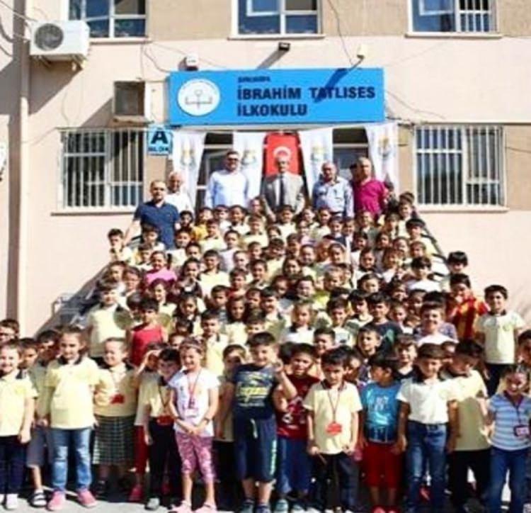 <p>İBRAHİM TATLISES<br />
<br />
"Benim hiç öğretmenim olmadı ama nice öğretmenler, nice öğrencileri yetiştirdi bu okulda çok şükür... Öğretecek kimsem olmadı, belkide o yüzden öğrenmeye çok hevesim oldu... Öğretmenlerimizin kıymetini bilelim. Tüm Öğretmenlerimizin, 24 Kasım Öğretmenler Günü’nü kutluyor, hepsine saygı ve sevgilerimi yolluyorum."</p>
