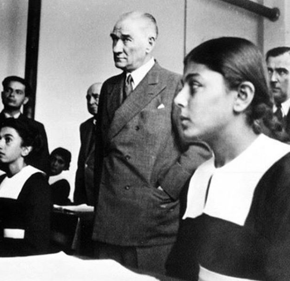 <p>24 Kasım Öğretmenler Günü'nde ünlü isimler de sosyal medya hesaplarından çeşitli mesajlar yayınladı. İşte ünlü isimlerden 24 Kasım paylaşımları...</p>

<p> </p>
