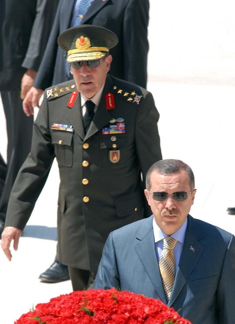 <p>Yüksek Askeri Şura Üyeleri Anıtkabir'i ziyaret ederek saygı duruşunda bulundu ve Ata'nın mozalesine çelenk bıraktı. Ziyarette, Başbakan Recep Tayyip Erdoğan ve Genelkurmay Başkanı Orgeneral Hilmi Özkök de vardı.</p>

<p> </p>

<p>1 Ağustos 2006</p>
