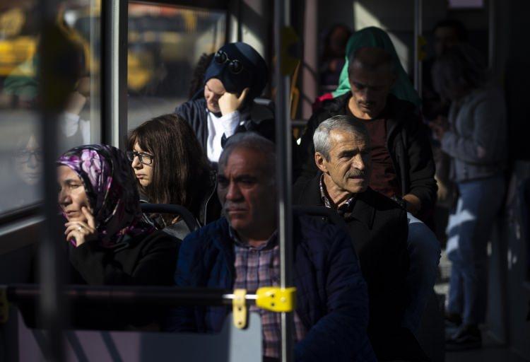 <p>Özellikle mesai sonrası ya da erken saatlerde duraklar geçildikçe yolcu sayısı artan otobüste mesafeyi göz önüne alarak uyku ihtiyacını giderene de, vaktini yabancı dil öğrenmek için değerlendirene de denk gelmek mümkün.</p>
