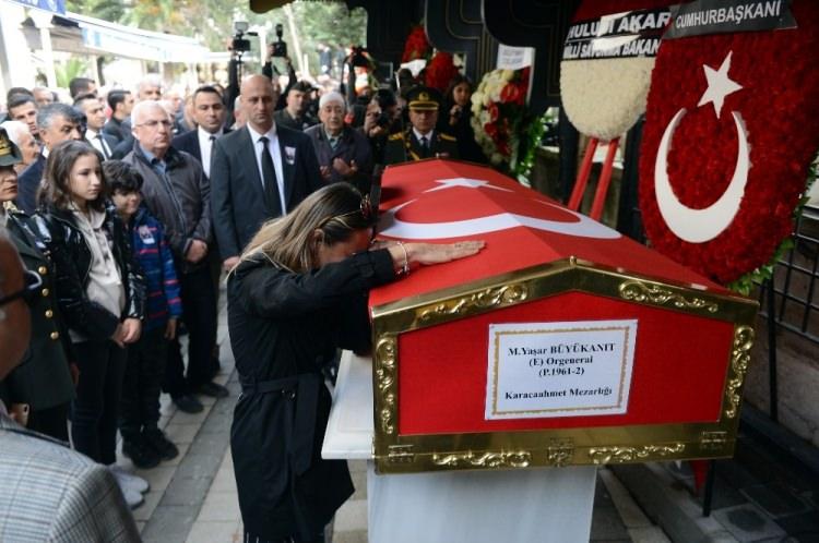 <p>Cenaze namazı öncesinde 1. Ordu Komutanlığında Yaşar Büyükanıt için askeri tören düzenlendi.</p>
