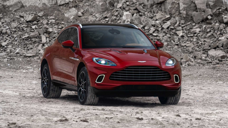 <p>2020 Aston Martin DBX’in kalbinde <strong>çift turbo 4.0 litre AMG V8</strong> ünite yatıyor. <strong>542 beygir </strong>güç ve<strong> 700 Nm</strong> tork üreten motor 9 ileri tork konvertörlü otomatik şanzımanla eşlenmiş. </p>
