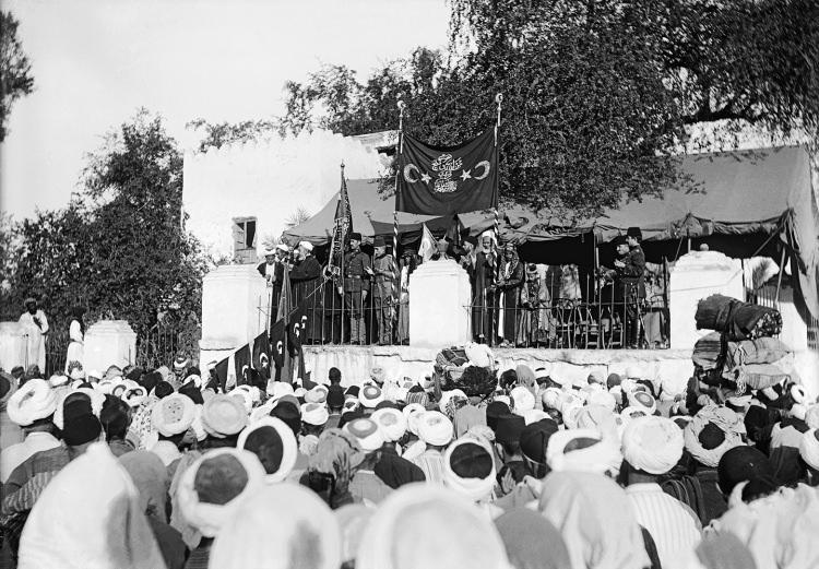 <p><strong> "Kutsal toprakların kaybedilmesine gönlü razı olmuyor"</strong></p>

<p>Medine Müdafiği Fahreddin Paşa'nın hayatını ölümünün 71. yılında AA' ya anlatan Medipol Üniversitesi Öğretim Üyesi Prof. Dr. Mehmet İpşirli, paşanın şerefli komutanlar zincirinin önemli halkalarından biri olduğunu belirtti.</p>
